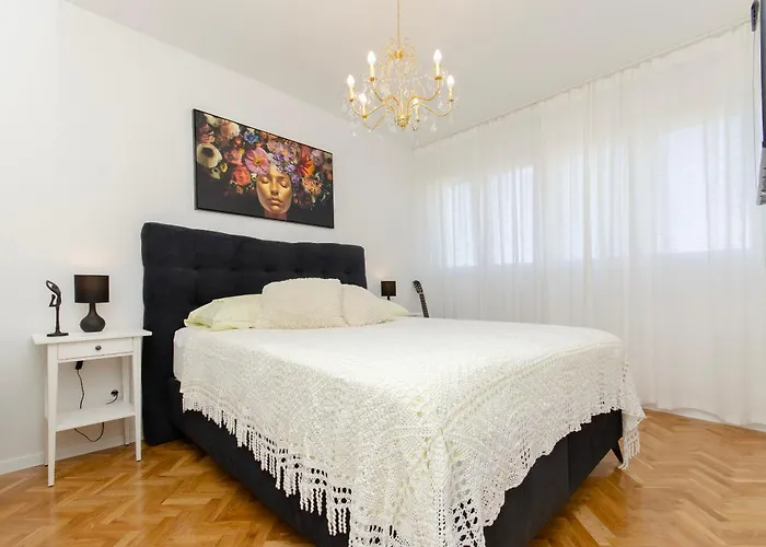 Ivana דירה *